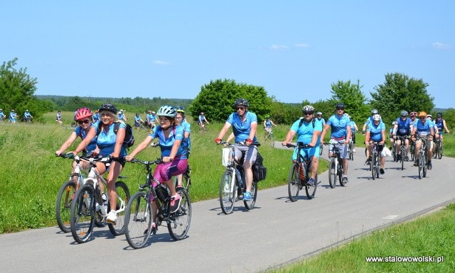 Liczący 250 rowerzystów długi, błękitny peleton rajdu rowerowego przypominał chwilami rzekę San