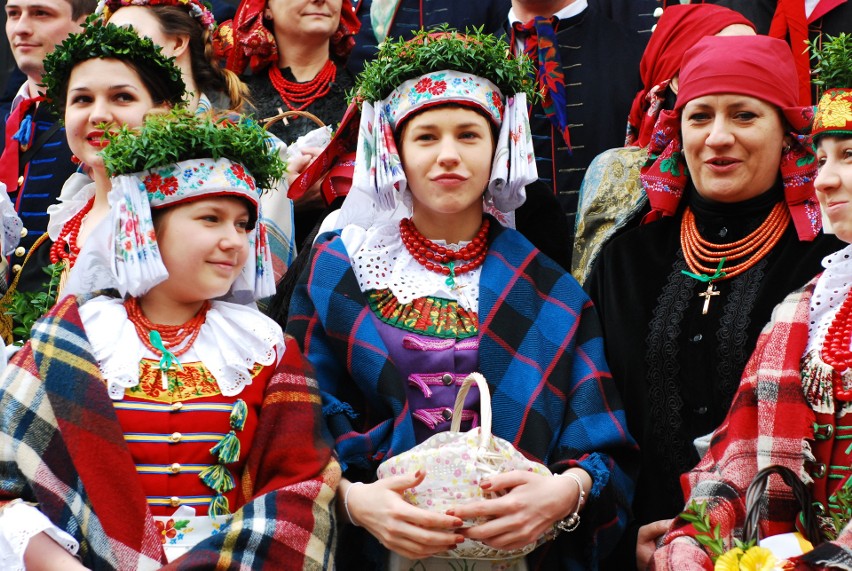 W Bytomiu-Rozbarku święcili pokarmy wielkanocne w strojach...