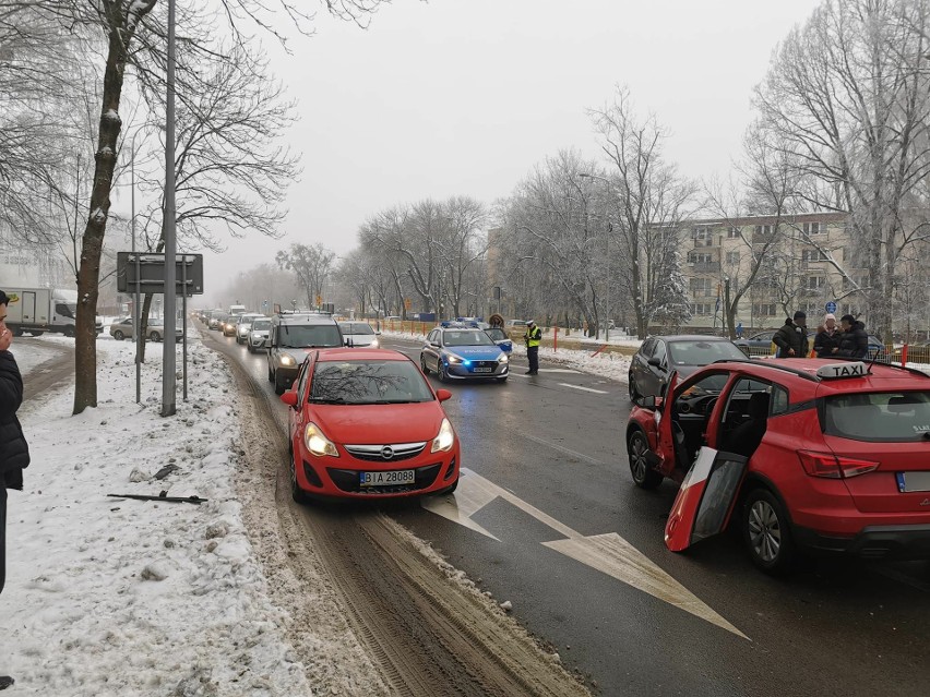 Taksówka zderzyła się z toyotą w okolicach Świerkowej