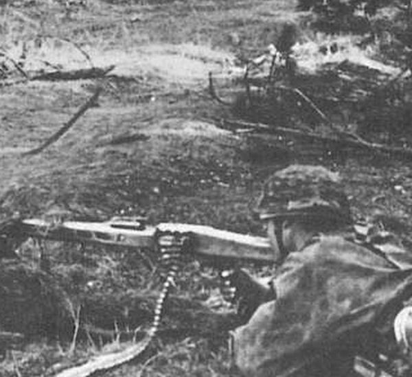 Niezwykle zacięte walki trwały pod Nowogrodem i dopiero wieczorem piechota niemiecka wspierana artylerią uchwyciła przyczółek.