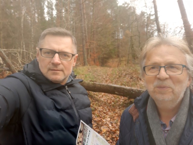 Andrzej Gurba i Konrad Remelski podczas wytyczania trasy
