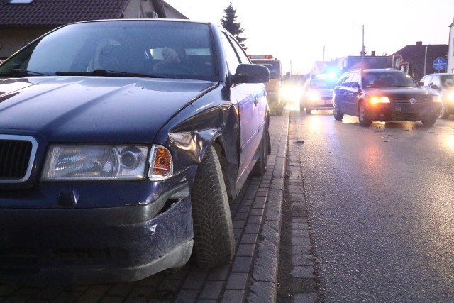 Według wstępnych ustaleń kierujący skodą mężczyzna, który wyjeżdżał z parkingu w pobliżu sklepu spożywczego Żabka, nie ustąpił pierwszeństwa przejazdu prawidłowo jadącej ulicą Wrocławską kobiecie  kierującej volkswagenem.