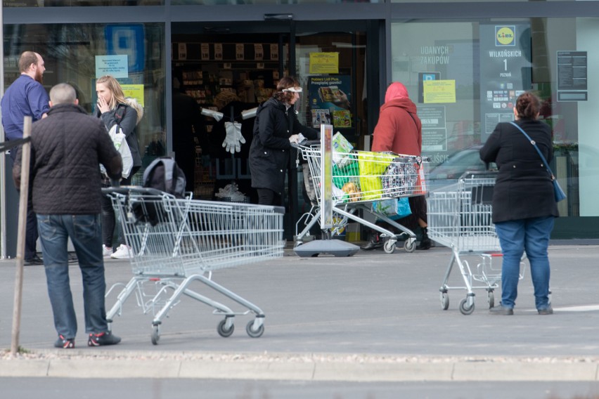 Tak wyglądała sytuacja przed jednym z poznańskich marketów w...