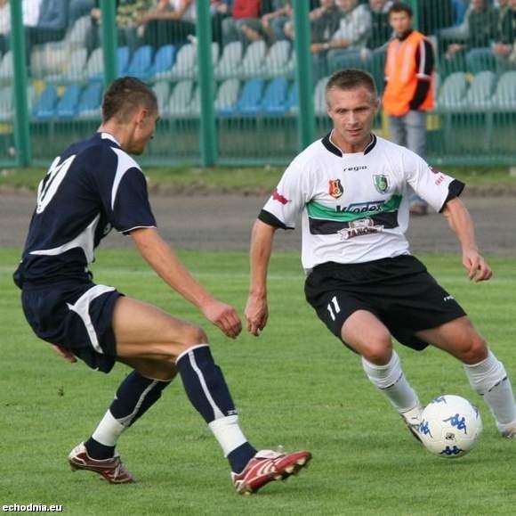 Piłkarze Stali Stalowa Wola (z piłką Krzysztof Trela) grali z Wisłą w Płocku.