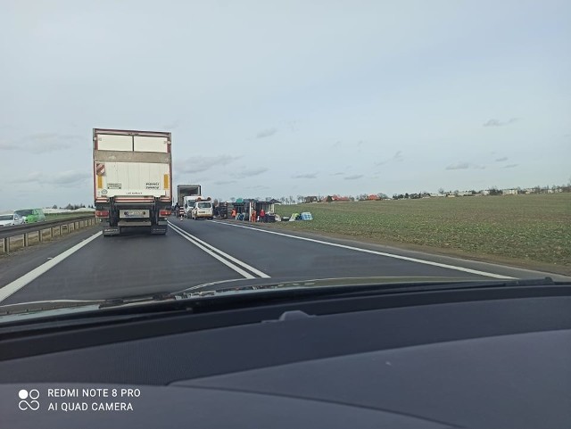 Trwa usuwanie skutków wichury koło Obornik: rozładowywana jest przewrócona ciężarówka.