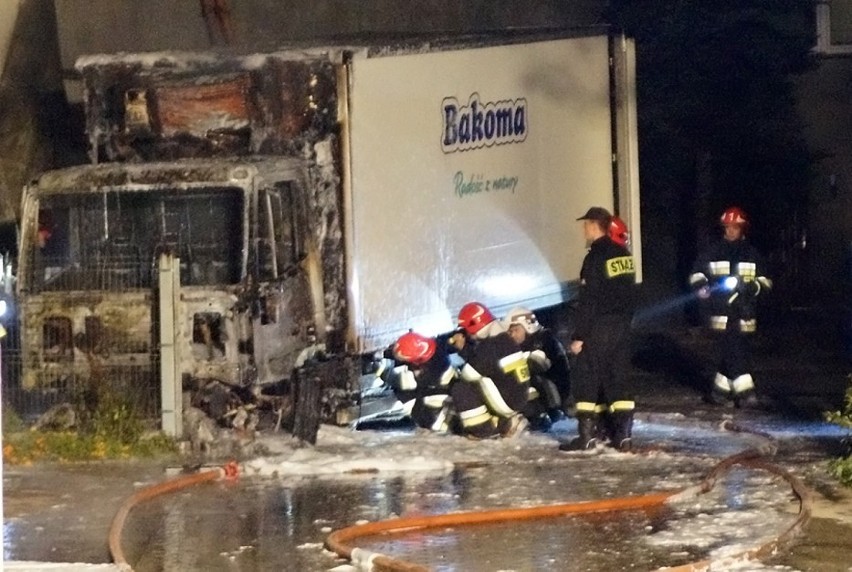 Przy Łódzkiej płonęła ciężarówka. Ogień zagrażał budynkom