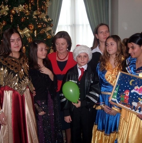 Pamiątkowe zdjęcie romskich dzieci ze Szczecinka z panią prezydentową. 
