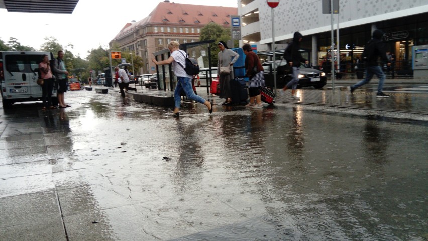 Ulica Sucha zalana po ulewnym deszczu! Nowa inwestycja przypomina basen. "Ludzie z bagażami skaczą na głęboką wodę" [ZDJĘCIA]
