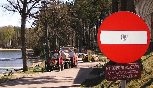 Zakaz wjazdu przy jeziorze Jeleń.
