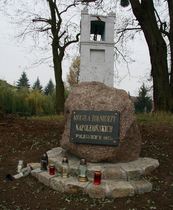 Obelisk stoi na zachodnich rogatkach wsi, gdzie w 1813 r. Kozacy wymordowali francuskich żołnierzy.