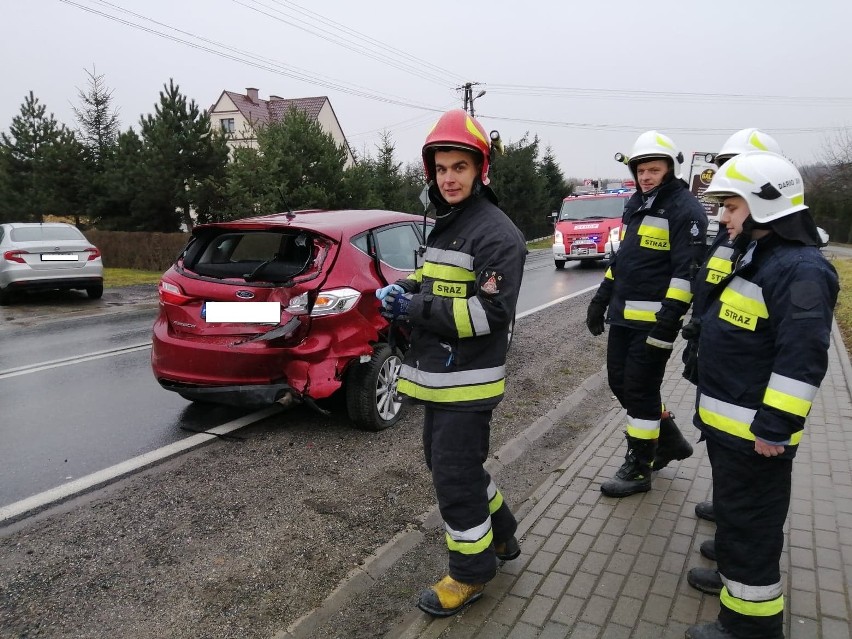 Sukmanie. Stłuczka na drodze wojewódzkiej 975. Uszkodzone dwa samochody [ZDJĘCIA]