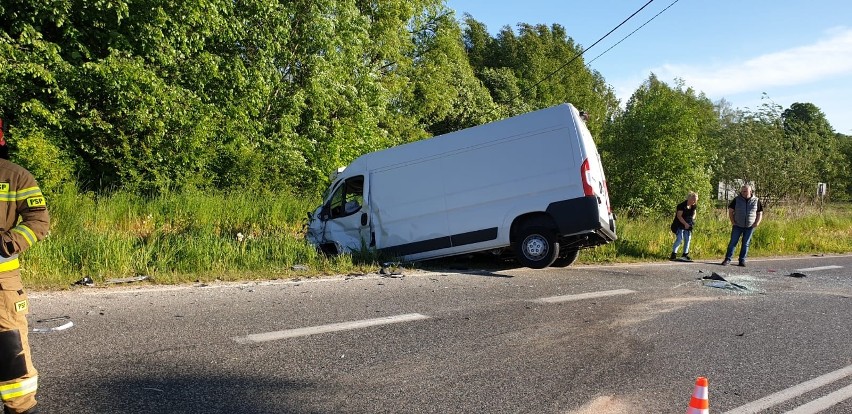 Wypadek na drodze wojewódzkiej. Śmiertelne zderzenie w Dobruchnie w gminie Waśniów. Nie żyje kierowca bmw. Droga jest zablokowana
