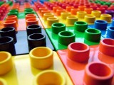 Kolorowe zabawki pomogą rozwijać się uczniom 