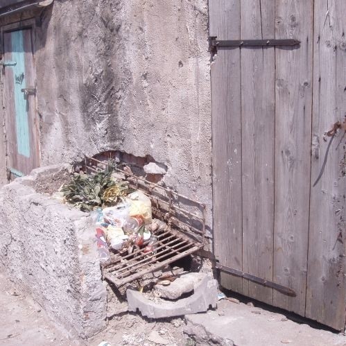 Tak prezentuje się ubikacja na grajewskim osiedlu. Pod stertą śmieci i kratami zalegają nieczystości.