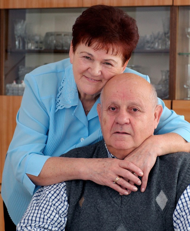Janina i Zdzisław Połomscy ze Świecia obchodzili 6 lutego 50 rocznicę ślubu. Walentynki spędzali od kilku lat w Chełmnie, ale dziś wybrali się do znajomych z Jeżewa. To ich sposób na szczęśliwe życie - wychodzić do ludzi..