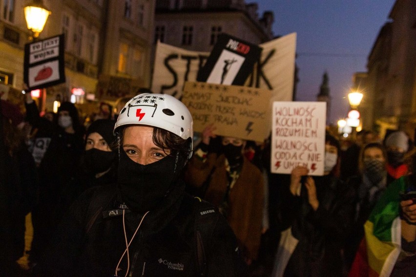 Strajk Kobiet w Krakowie. Sobotni protest z mandatami. A w poniedziałek znów blokada ulic  9.11.2020