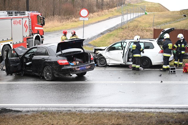 W Klęczkowie, na granicy powiatu grudziądzkiego i chełmińskiego, zderzyły się dwa samochody osobowe. Cztery osoby trafiły do szpitala. Sprawca i jeden z jego pasażerów zbiegli z miejsca zdarzenia. W ciągu kilku godzin zostali ujęci.