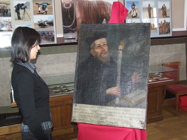 Obraz Jana z Łobdowa, który na razie schowany jest w magazynie Muzeum Ziemi Chełmińskiej, ogląda Karina Kurkiewicz