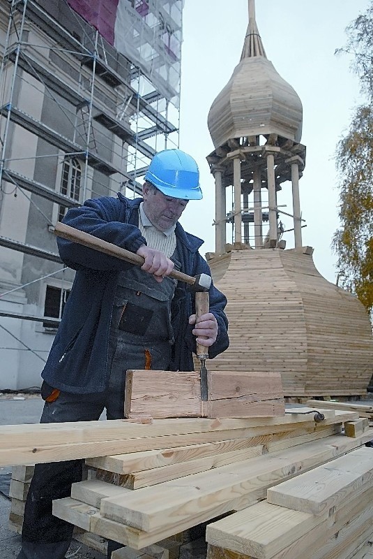 Na ziemi trwają jeszcze prace wykończeniowe przy budowie drewnianej kopuły. Jednym z realizatorów jest Andrzej Wasyl z poznańskiej firmy Orlikon.