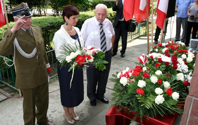 Kwiaty u stóp tablicy pamiątkowej złożyła także delegacja kazimierskiego koła Stowarzyszenia Żołnierzy Armii Krajowej.