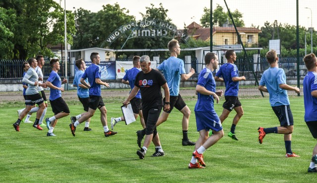 Piłkarze Chemika Moderatora wrócili z urlopów. Trener Piotr Gruszka i jego podopieczni na poniedziałkowym, pierwszym treningu przed III-ligowym sezonem.