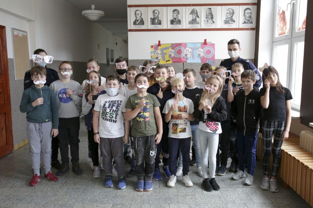 Szkoła Podstawowa nr 11 w Słupsku bierze udział w akcji Tygodnia Szczęścia. We wtorek, 21 września, przeprowadzono "Wesołe spotkania z policjantem".