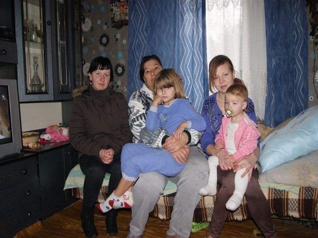 Magdalena Trzcińska (od lewej), Ewa Janda z córką Julią, Kamila Grzebieniewska z 1,5 -roczną Wiktorią: - Chcą nas wyrzucać na ulicę. Z dziećmi.