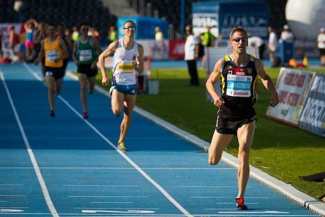 W biegu na 1500 m złoty medal zdobył Marcin Lewandowski. W sobotę i niedzielę pobiegnie w eliminacjach i finale na 800 m
