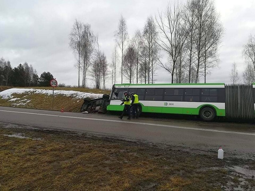 Wypadek autobusu linii nr 103 Białostockiej Komunikacji...