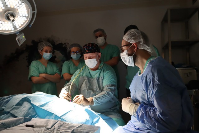 Na zdjęciu kierownik oddziału dr n. med. Rafał Pławszewski z zespołem podczas jednego z pierwszych zabiegów z wykorzystaniem lasera.