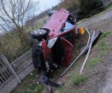Wypadek pod Stęszewem. Kierowca mercedesa zadzwonił po kolegę i uciekł z miejsca zdarzenia porzucając samochód