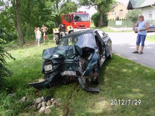 Mazda rozbita w gminie Pierzchnica.
