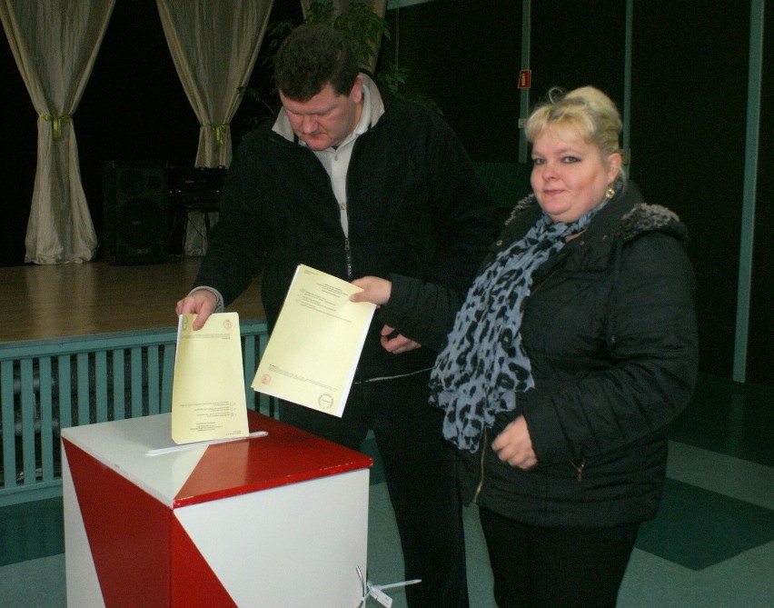 Głosowanie w Obwodowej Komisji Wyborczej nr 6 w Dąbrowie...