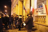 Protest w obronie niezależnego sądownictwa w Kielcach. "Łańcuch świateł - łańcuch ludzi"