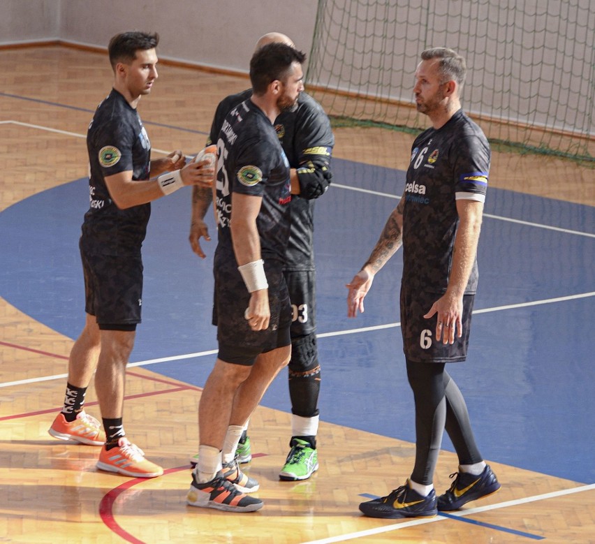 1 liga piłkarzy ręcznych. KSZO Handball Ostrowiec po wysokiej wygranej w Sandomierzu pierwszym liderem [ZDJĘCIA, VIDEO]