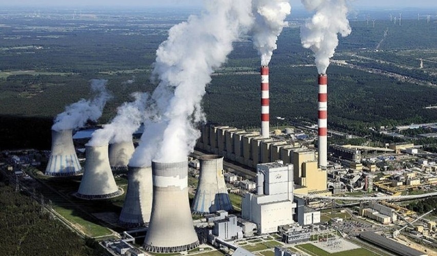 Elektrownia Bełchatów obniża moc bloków w upalne dni. OZE zastępuje węgiel. W elektrowniach Opole i Rybnik też okresowe odstawienia bloków