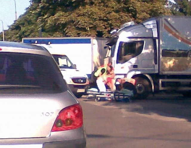 Jak poinformowała nas policja 72-latek wtargnął pod koła iveco. Z obrażeniami ciała trafił do szpitala.