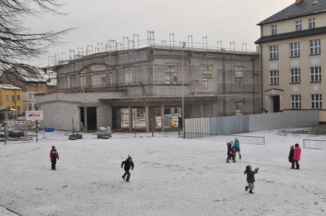 W rękach firmy plac budowy pozostanie do 30 czerwca 2011 roku, bo taki jest termin zakończenia robót .