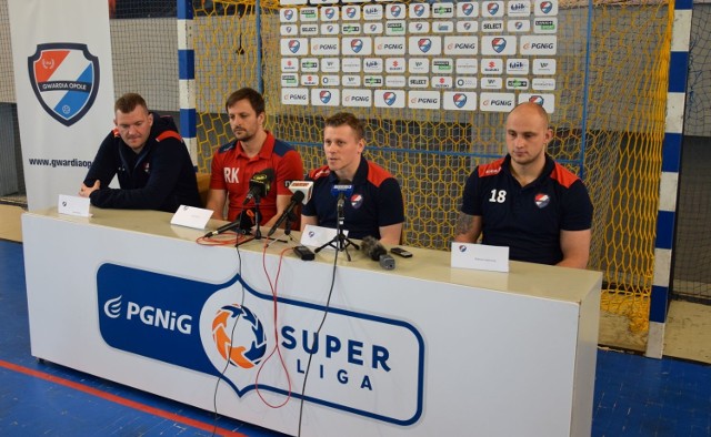 Dyrektor sportowy Gwardii Opole Tomasz Wróbel na specjalnej konferencji poinformował, że w Opolu na kolejne sezony zostają" Adam Malcher, trener Rafał Kuptel i Mateusz Jankowski.