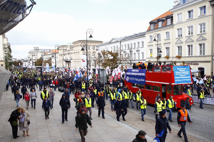 Protest policjantów w Warszawie. Mundurowi domagają się...