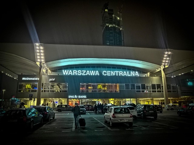 Od 13 marca z kolejowego rozkładu jazdy zniknie trzy połączenia Warszawy z Łodzią, a w maju trzy następne. Jedno z odwoływanych w marcu połączeń jest relacją w godzinach szczytu. CZYTAJ DALEJ NA KOLEJNYM SLAJDZIE>>>