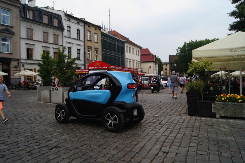 Auta elektryczne mają mnóstwo zalet – nie emitują...