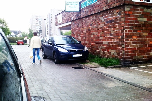 Zdaniem naszego Czytelnika ten kierowca notorycznie niszczy zieleń i utrudnia wyjazd z parkingu.