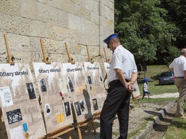 Policjanci i ich rodziny oglądali wystawę poświęcona ofiarom zbrodni dokonanej na Polakach w tym także oficerach i funkcjonariuszach przedwojennej polskiej Policji.