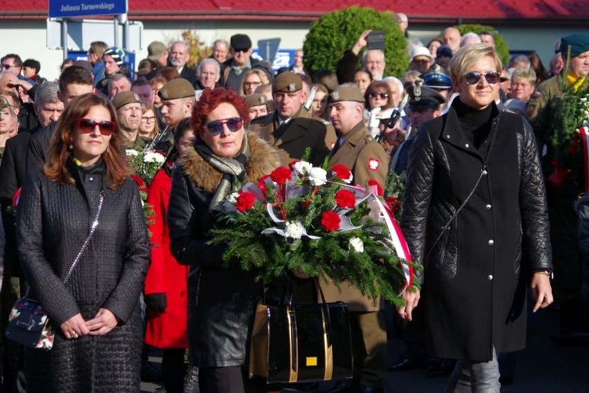 Święto Niepodległości w Tarnobrzegu. Odsłonięto pomnik Józefa Piłsudskiego [ZDJĘCIA]