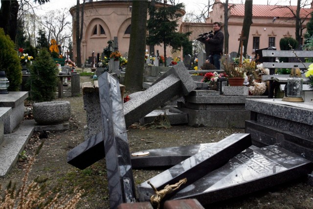 Zdewastowany cmentarz w Legnicy
