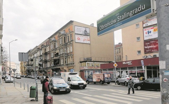 Ul. Obrońców Stalingradu do początku lat 50. XX w. nosiła imię kardynała Ledóchowskiego. Na-zwę zmieniono po tym, gdy oficer radziecki strzelał tu do przechodniów, co spowodowało rozruchy