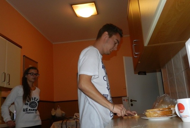 Michał z Domu Dziecka w Koźlu przygotowuje kolację dla pozostałych wychowanków. Kiedyś chciałby pracować w kuchni.