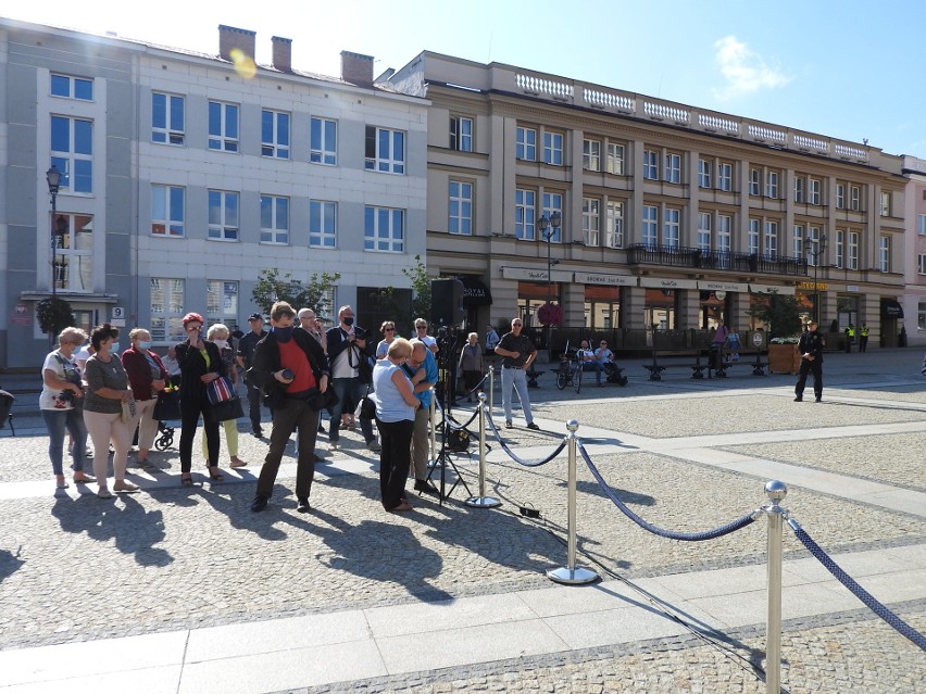 Białystok. Słowny atak na Rynku Kościuszki na prezydentów największych polskich miast. Poszło o ich zarobki, ścieki w Wiśle i skwer 