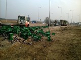 Skrzynki z butelkami po piwie zatarasowały drogę w Pikutkowie. W części butelek było jeszcze piwo [wideo]